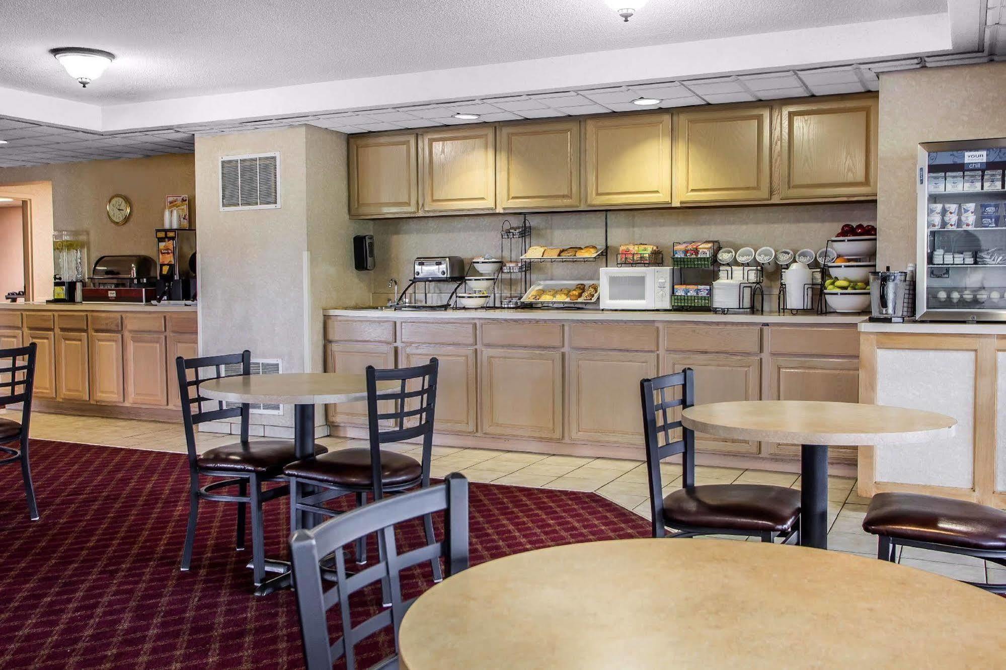 Отель Super 8 By Wyndham Chambersburg I-81 Экстерьер фото